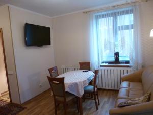 プーシキンにあるAleksandrovskaya One Holiday Homeの小さなリビングルーム(テーブル、ソファ付)