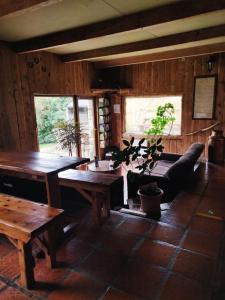 un soggiorno con tavoli in legno e divano di Periko´s Youth Hostel a San Carlos de Bariloche