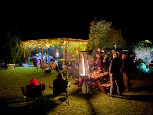 eine Gruppe von Menschen, die nachts in einem Hof stehen in der Unterkunft Quirindi Sunflower Motor Inn in Quirindi