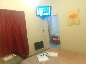 a room with a mirror and a tv on the wall at Amancay in Payogasta