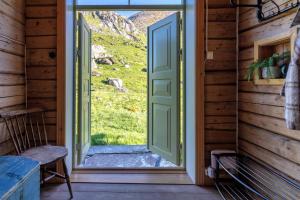 an open door to a room with a view at Feriehus med flott havutsikt ved Hauklandstranden in Leknes