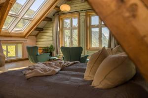 a bedroom with a bed in a room with windows at Feriehus med flott havutsikt ved Hauklandstranden in Leknes