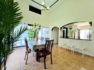 Kampong Alor GajahにあるPrivate 4Bedroom Villa Pool,BBQ,Karaoke, Afamosa Resortのダイニングルーム(テーブル、椅子付)