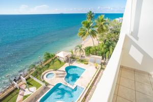 Bazén v ubytování Beachfront Penthouse with Ocean and Sunset Views at Pelican Reef #703 nebo v jeho okolí