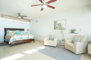 Posezení v ubytování Beachfront Penthouse with Ocean and Sunset Views at Pelican Reef #703 + 36 fotografií