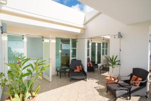 Posezení v ubytování Beachfront Penthouse with Ocean and Sunset Views at Pelican Reef #703