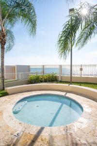 Bazén v ubytování Beachfront Penthouse with Ocean and Sunset Views at Pelican Reef #703 nebo v jeho okolí