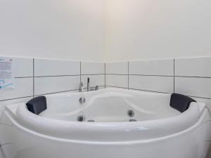 Et badeværelse på 10 person holiday home in Løkken-By Traum + 13 billeder