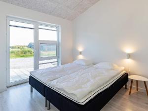En eller flere senge i et værelse på 10 person holiday home in Løkken-By Traum