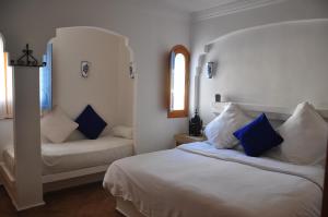 Llit o llits en una habitació de Hotel Al Alba Hammam & Restaurant