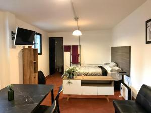 um quarto com uma cama e uma televisão em Departamento privado en Casa Barranca Yaco em Córdoba