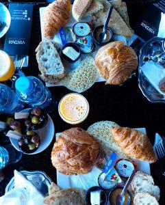 un tavolo ricoperto da molti tipi diversi di pane di Hôtel Elfekri a Er Rachidia