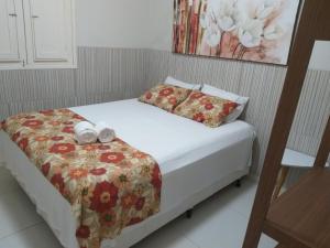 Un dormitorio con una cama con dos velas. en Flor de Peroba Flats #1 Amarelo - Maragogi - AL, en Maragogi