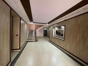 un couloir vide avec un escalier dans un bâtiment dans l'établissement Marchica bay 20 holiday apartment, à Nador