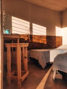- une chambre avec un lit, une table et une fenêtre dans l'établissement PURA SANGRE, à Victorica