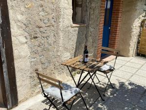 Nápoje v ubytovaní Gîte charmant en Berry avec terrasse, jardin, parking et chauffage inclus - FR-1-591-364
