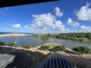 widok na rzekę z mostem w obiekcie Appartement Rénové proche Plage avec Parking & Wifi - FR-1-485-136 w mieście Les Sables-dʼOlonne