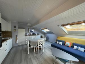pokój z łóżkiem, stołem i kuchnią w obiekcie Appartement Rénové proche Plage avec Parking & Wifi - FR-1-485-136 w mieście Les Sables-dʼOlonne