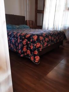 سرير أو أسرّة في غرفة في El Nevado Casa de Campo