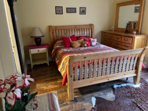 um quarto com uma cama com um urso de peluche em Village at Winnipesaukee 59 Treetop #432 em Laconia