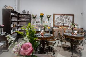a room with two tables and chairs and a kitchen at Pousada Villa Guimaraes in Chapada dos Guimarães