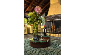 a vase with flowers on a table in a room at Villa Manantial de Sueños - Plan Pareja in Ubaté