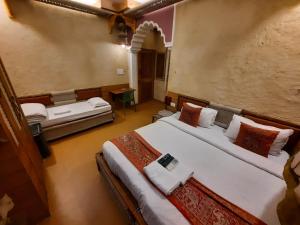 Postel nebo postele na pokoji v ubytování Hotel Temple On Ganges + 37 fotografií