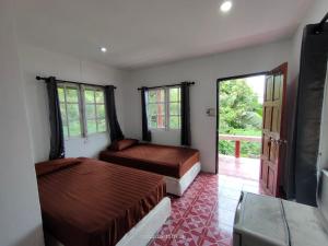 Un pat sau paturi într-o cameră la Golden Beach Resort Koh Phangan +146 fotografii