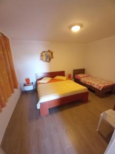 sypialnia z 2 łóżkami w pokoju w obiekcie Apartments Berti w mieście Sveta Nedelja