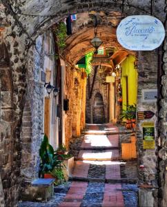 an alleyway in an old town with a stone building at Stecadó Casté - Nel centro storico del paese in Dolceacqua