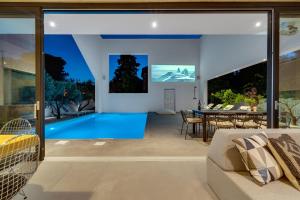 Πισίνα στο ή κοντά στο Luxury 5-bedroom Villa Altabianca with a Heated Pool, Finnish sauna, an outdoor Cinema, 50m from the beach