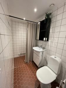 Ett badrum på Koivikko Lifestyle Center
