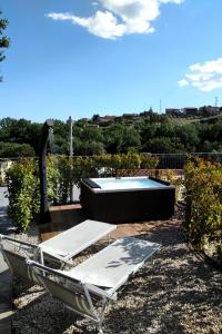 una piscina y un diván en un patio en Razione K Appartamenti & SPA, en Casal Velino