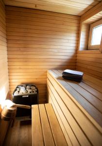 eine Sauna im Innenbereich mit einer Bank in der Unterkunft OH DEER holiday house in Veismaņi