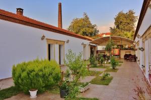 Κήπος έξω από το Bacahan Hotel