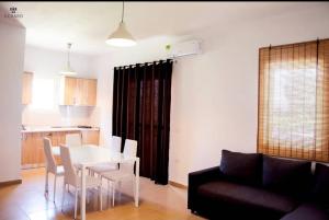 A seating area at Apartments Alavana