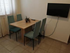 TV a/nebo společenská místnost v ubytování Apartments Ivo