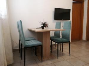 TV a/nebo společenská místnost v ubytování Apartments Ivo