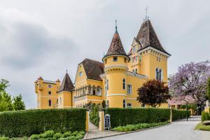 Aed väljaspool majutusasutust Georgi Schloss - Boutique Hotel