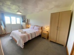 1 dormitorio con cama y ventana en Buena Vista en Tintagel