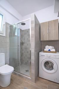 Bilik mandi di Esperides Quiet Apartment Arethousa With Amazing View +34 gambar