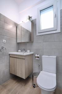 A bathroom at Esperides apartments Arethousa