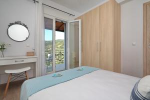 Katil atau katil-katil dalam bilik di Esperides Quiet Apartment Arethousa With Amazing View
