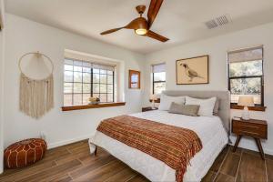een slaapkamer met een bed en een plafondventilator bij Breathtaking Roadrunner Heights in Joshua Tree