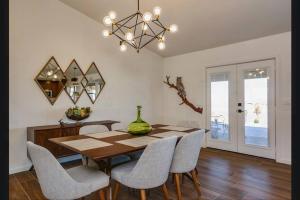 uma sala de jantar com mesa e cadeiras em Breathtaking Roadrunner Heights em Joshua Tree