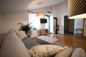 una sala de estar con un sofá y una mesa en Modra Luna- apartment with terrace, en Izola 4 fotos más