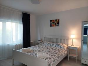 Postel nebo postele na pokoji v ubytování Vila de pe Lac Amara