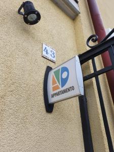 un panneau sur le côté d'un bâtiment dans l'établissement AVD - La Nuova Casa di Nonna, à Udine