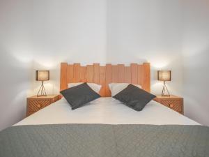 um quarto com uma cama grande e 2 candeeiros em Loft Courtalon - Haut Standing - Patio - Parking Prives em Troyes