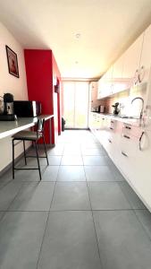 Kuchyňa alebo kuchynka v ubytovaní Superbe appartement en centre-ville, 20min de Paris, 5 min d'Enghien